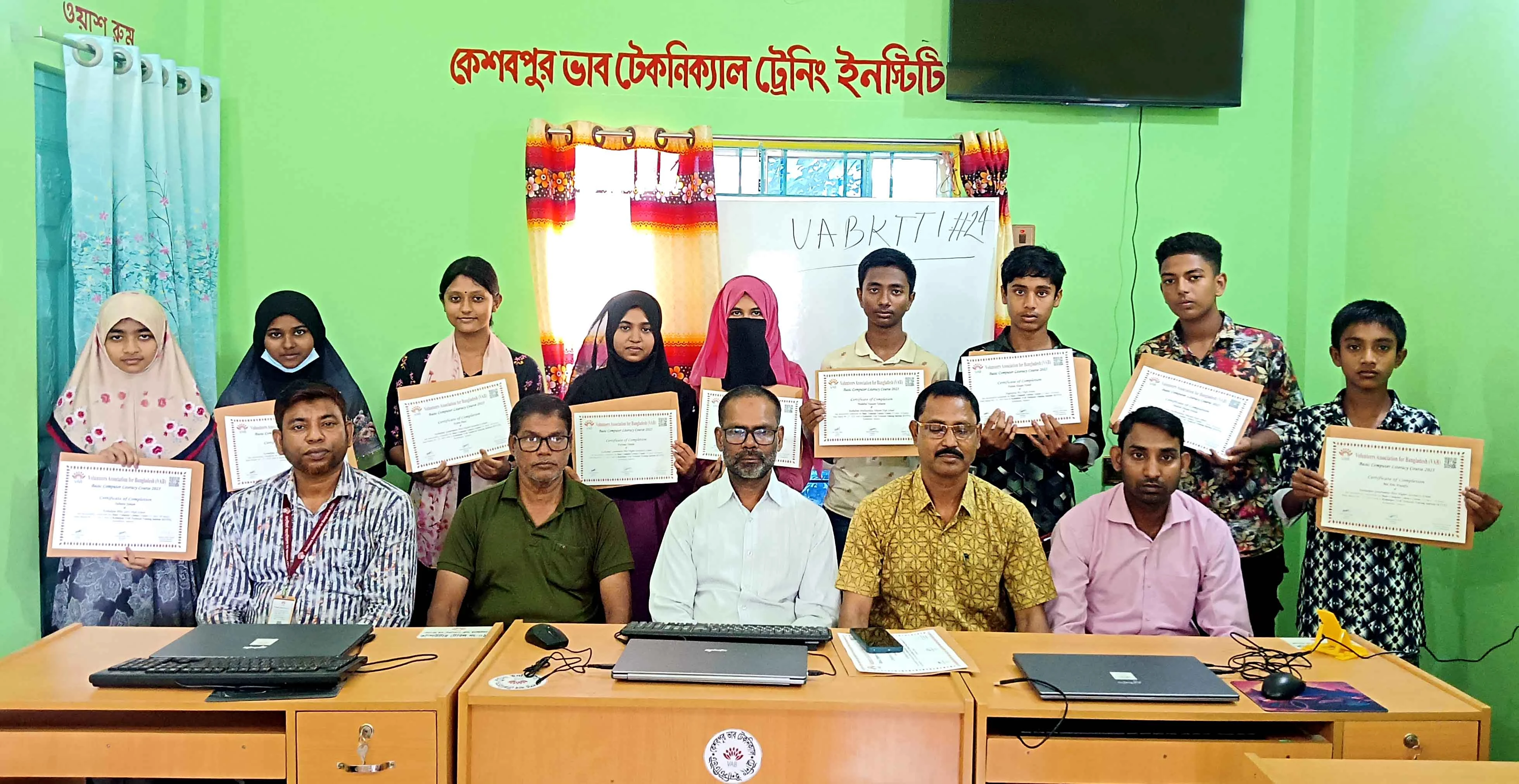 কেশবপুরে মাধ্যমিক পর্যায়ের শিক্ষার্থীদের কম্পিউটার প্রশিক্ষণ