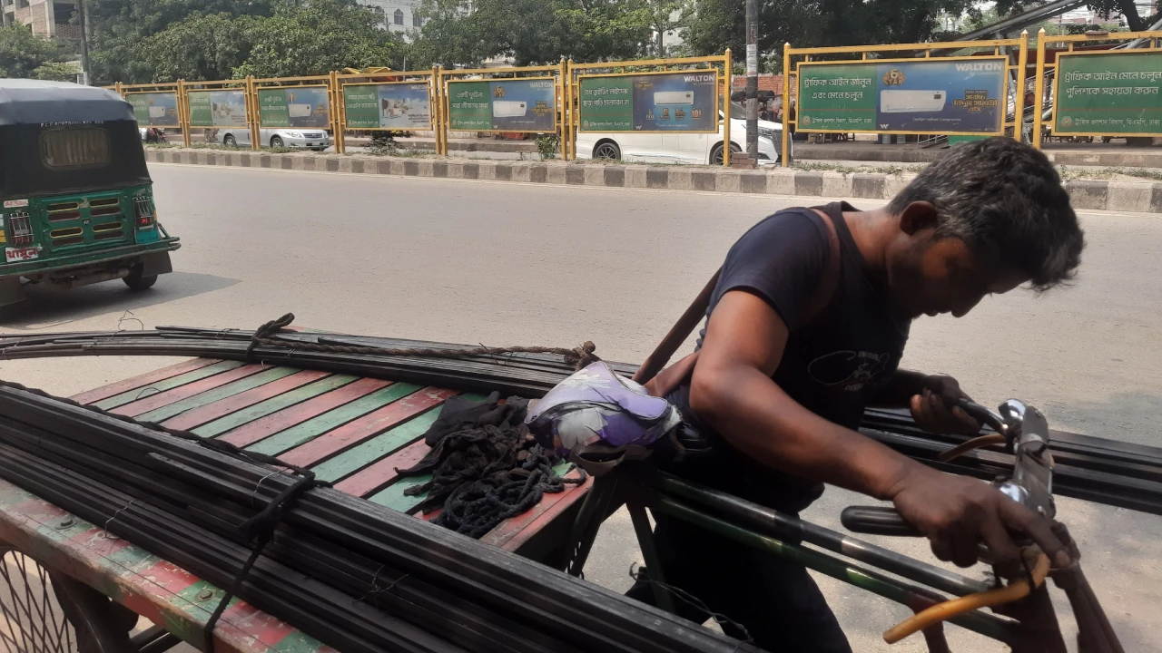 বসে থাকলে খাওয়াবে কে, কাজই তো আমাদের দিবস