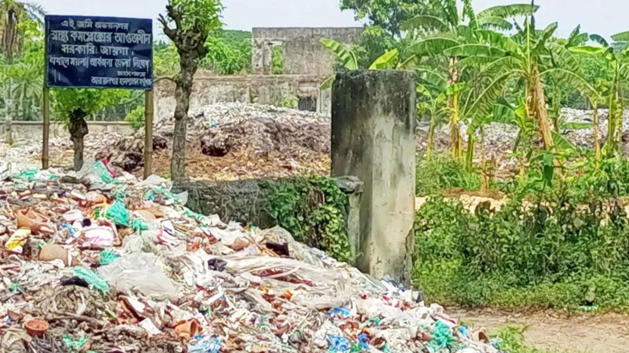যশোরে ‘ময়লা ফেলা নিষেধ’ লেখা সাইনবোর্ডের পাশেই ভাগাড়