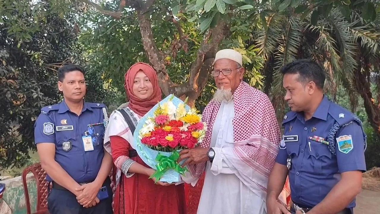 ৭৫ বছর বয়সে শিক্ষার জয়, ডিগ্রি পেয়ে পুলিশি শুভেচ্ছায় সাদেক আলী